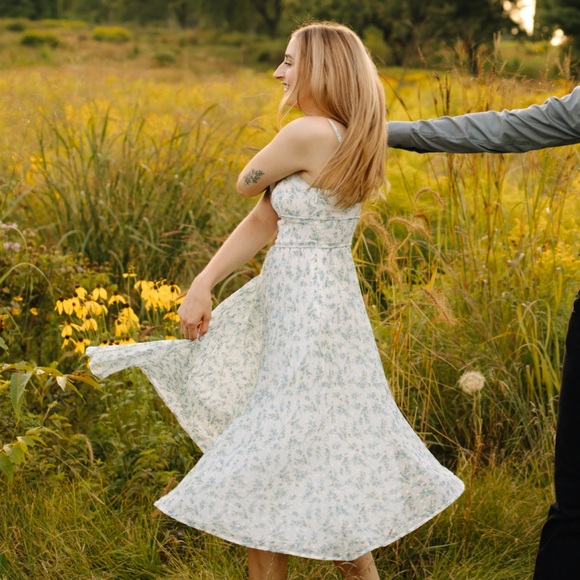 LULUS DARLING FAVORITE WHITE FLORAL SLEEVELESS PLEATED DRESS - Picture 3 of 6